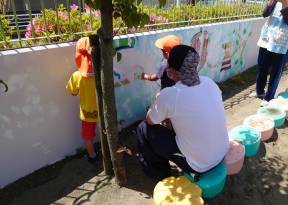 保育園の擁壁・プールサイド ボランティア塗装